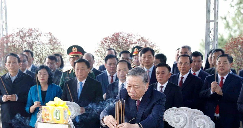 苏林总书记一行在位于德寿乡的越共中央总书记陈富墓区敬香缅怀已故总书记陈富。（图片来源：越通社）