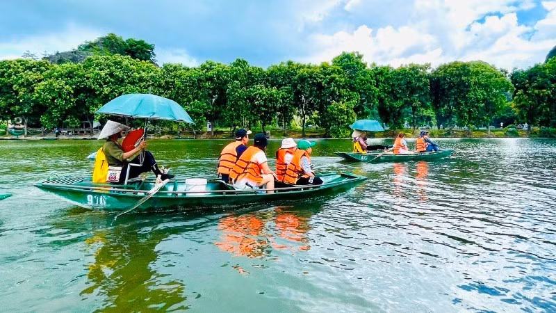 游客们参观宁平三谷旅游景点。