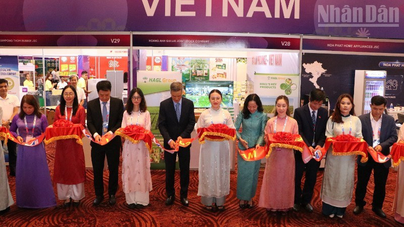 各位代表为2025年越南商品贸易博览会剪彩开幕。(辉武 摄）