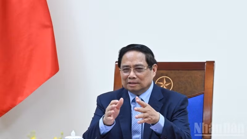 越南政府总理范明正与德国总理弗里德里希·默茨通电话。（本报记者 陈海摄）