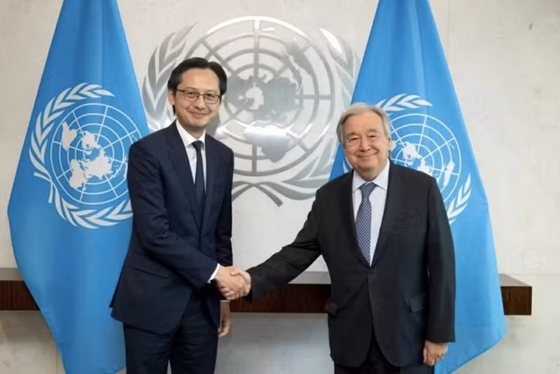 越南常驻联合国代表团团长杜雄越大使在联合国总部会见联合国秘书长安东尼奥·古特雷斯。越南常驻联合国代表团供图。