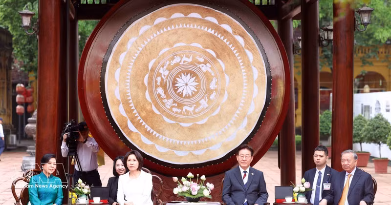 越共中央总书记、国家主席苏林与韩国总统李在明亲切交谈。（图片来源：越通社）
