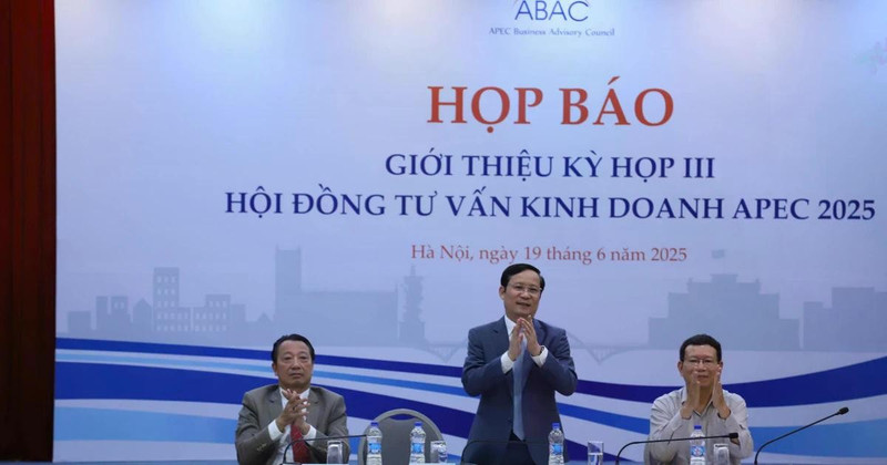 2025年亚太经合组织工商咨询理事会第三次会议记者会。（图片来源：越通社）