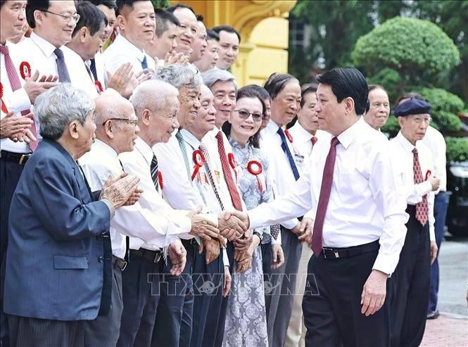 国家主席梁强在主席府亲切会见全国优秀新闻工作者代表。（图片来源：越通社）
