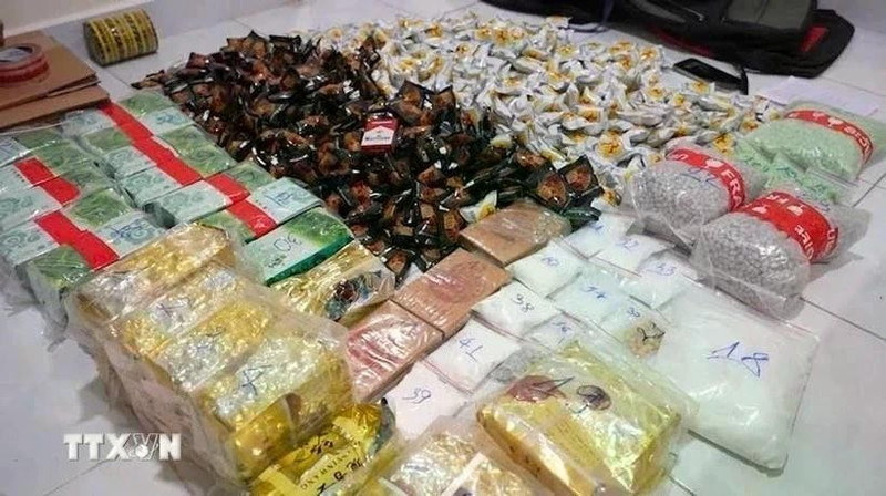 从柬埔寨向胡志明市非法运输和交易了 30 多公斤各种毒品案件缴获赃物。（图片来源：越通社）