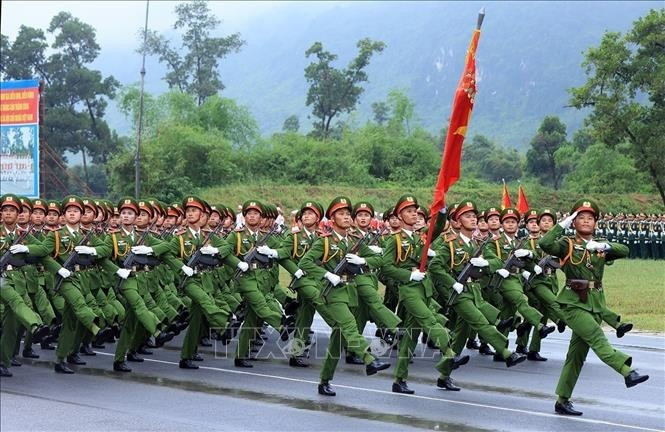 越南人民公安战士参加越南国庆80周年庆典阅兵游行演练活动。(图片来源：越通社）