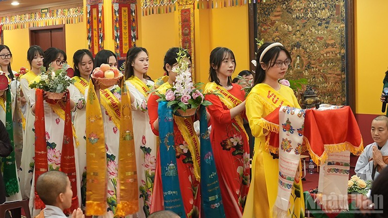 盂兰盆节孝亲报恩大典的敬香仪式。（春兴 摄）
