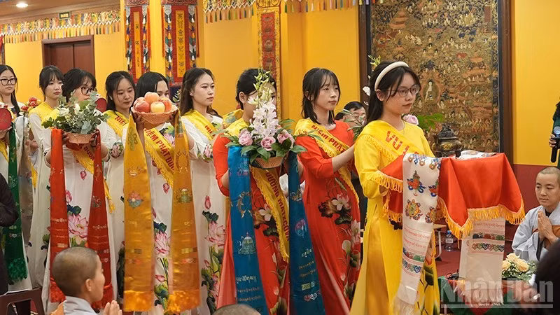 盂兰盆节孝亲报恩大典的敬香仪式。（春兴 摄）
