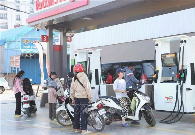 民众在柬埔寨东北部上丁省上丁市的一处加油站加油。