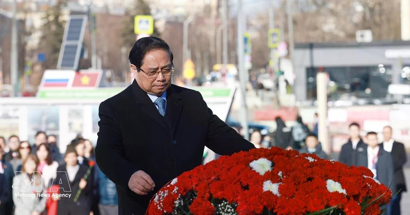 范明正总理在俄罗斯莫斯科向胡志明主席纪念碑敬献花圈。（图片来源：越通社）