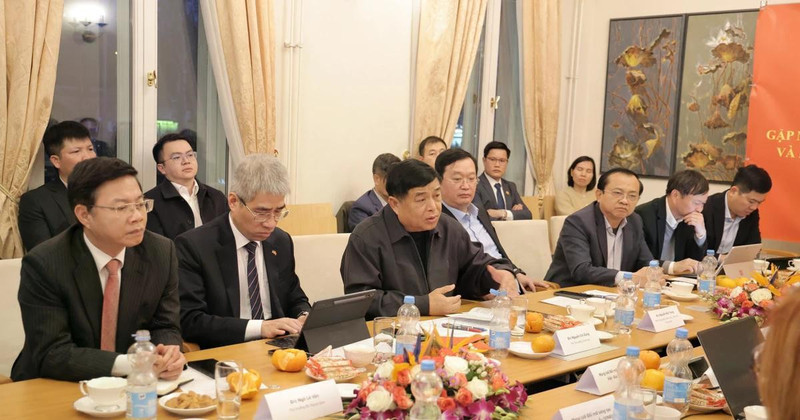 越南政府副总理阮志勇发表讲话。