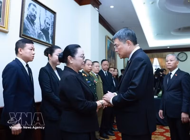 越南政府总理黎明兴吊唁老挝人民革命党中央政治局委员、国会主席赛宋蓬·丰威汉世。（图片来源：越通社）