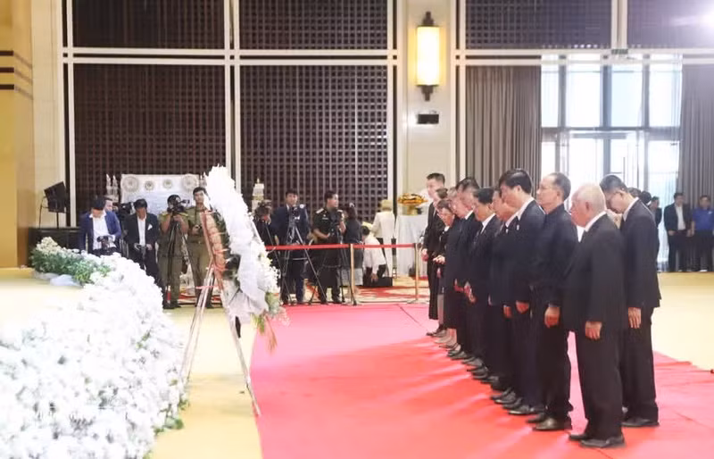 在老挝越南人总会及万象市越南人协会向老挝国会主席赛宋蓬·丰威汉同志敬献花圈并默哀一分钟。