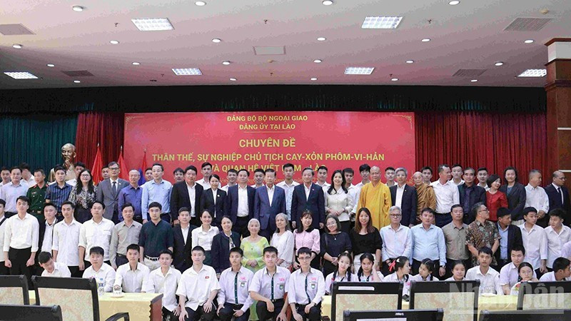 参加活动的代表们合影。