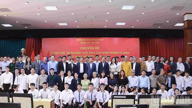 参加活动的代表们合影。