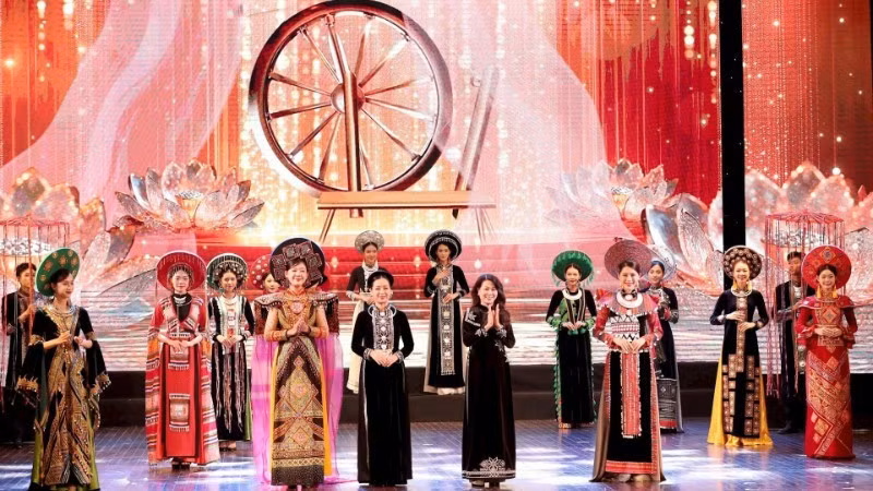 8月9日，越南奥黛文化协会正式亮相，传递着弘扬奥黛价值——这一民族文化遗产的信息，连接海内外社区。（组委会供图）