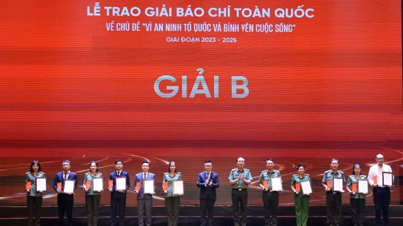 《人民报》社总编辑、越南新闻工作者协会主席黎国明与公安部副部长陈国祖上将向获得二等奖的作者和作者组代表颁奖。 （图片来源：越通社）