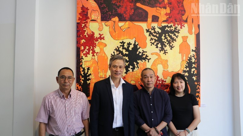 越南驻柬埔寨大使阮明武（左二）出席画家裴黄阳（右二）的画展。（辉武 摄）