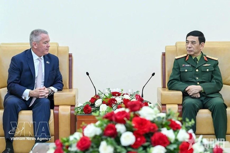 潘文江大将会见美国助理国务卿迈克尔·德索姆布尔。（图片来源：越通社）