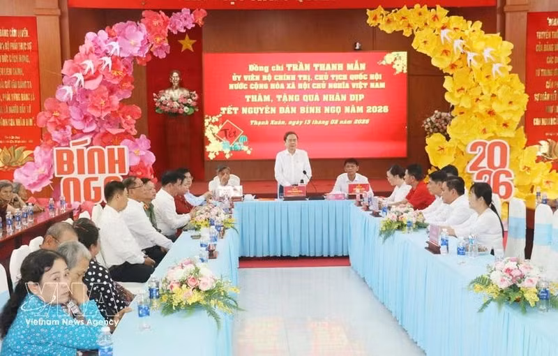 国会主席陈青敏向芹苴市优抚家庭和贫困户拜年。（图片来源：越通社）