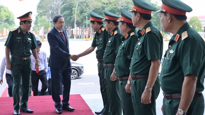 越南国会主席陈青敏走访第九军区 。