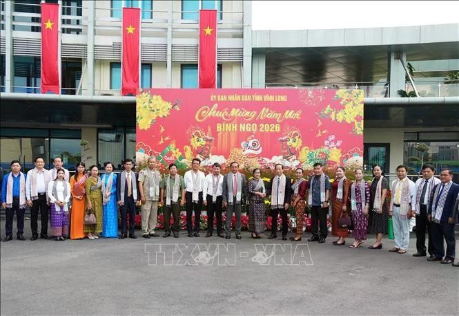 柬埔寨班迭棉吉省代表团访问永隆省并拜年。（图片来源：越通社）