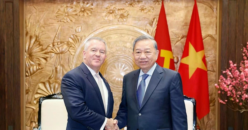 越共中央总书记苏林会见美国助理国务卿迈克尔·德索姆布尔。（图片来源：越通社）