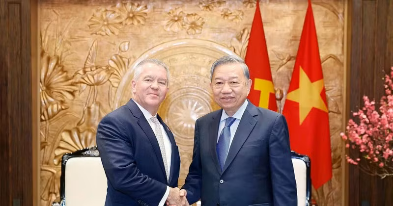 越共中央总书记苏林会见美国助理国务卿迈克尔·德索姆布尔。（图片来源：越通社）