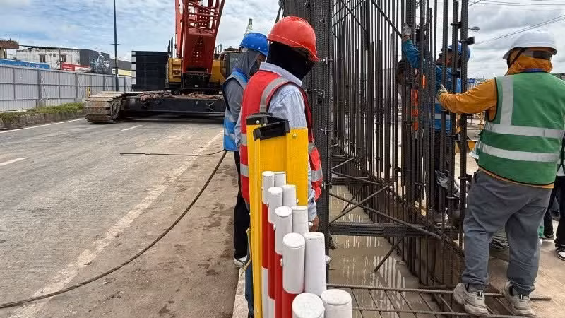 地铁2号线ST10号地下站施工区域的地连墙施工单位。