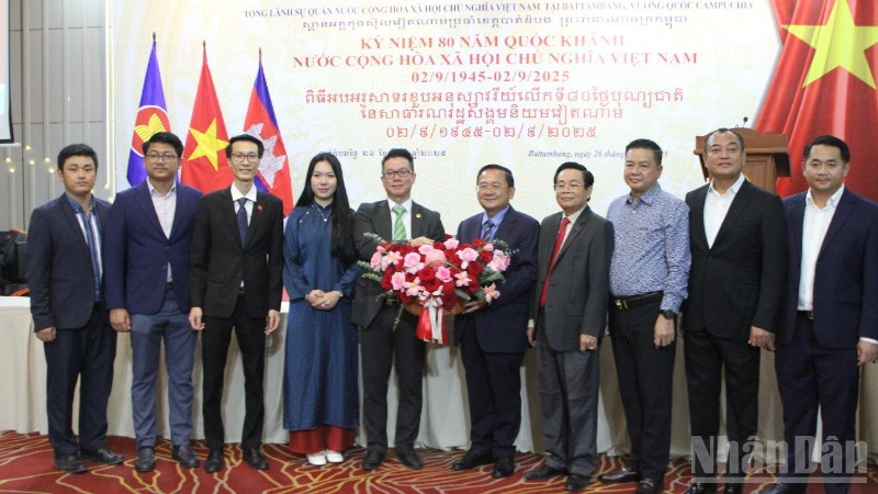 马德望省领导向越南总领事馆致以祝贺，庆祝越南国庆80周年。（本报记者 丁长摄）