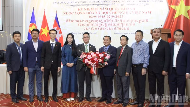 马德望省领导向越南总领事馆致以祝贺，庆祝越南国庆80周年。（本报记者 丁长摄）