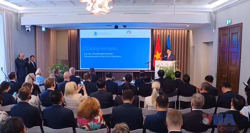 当地时间6月6日下午，越南政府总理范明正在爱沙尼亚首都塔林出席越南—爱沙尼亚企业座谈会。