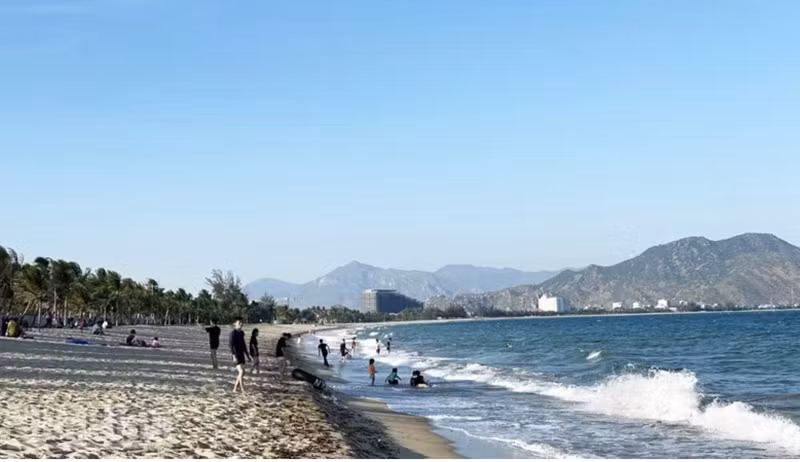 庆和省平山—宁楚海滩呈长达10多公里的弧形海岸，吸引大量游客前来度假休闲，全年皆可体验海滨休闲。（阮忠摄）