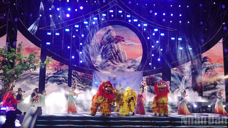 演出在歌舞节目《红尘》中拉开序幕。