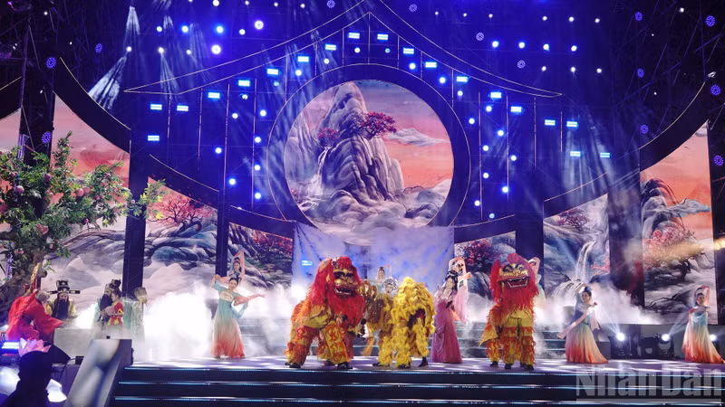 演出在歌舞节目《红尘》中拉开序幕。