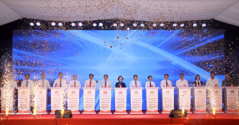 越南政府副总理范氏清茶出席南坛一号高中学校建设项目动工仪式。（图片来源：越通社）