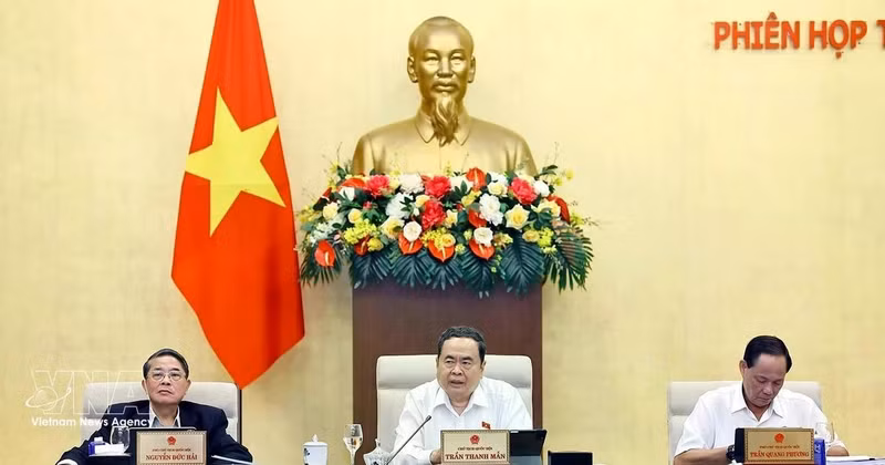 越南国会主席陈青敏在会议上发表讲话。