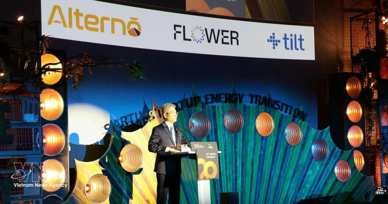 越南驻德国大使阮得成在颁奖典礼上发表讲话。