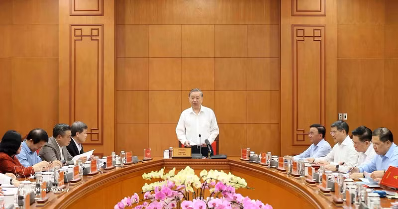 越共中央总书记，中央反腐败、反浪费、反消极指导委员会主任苏林主持会议。