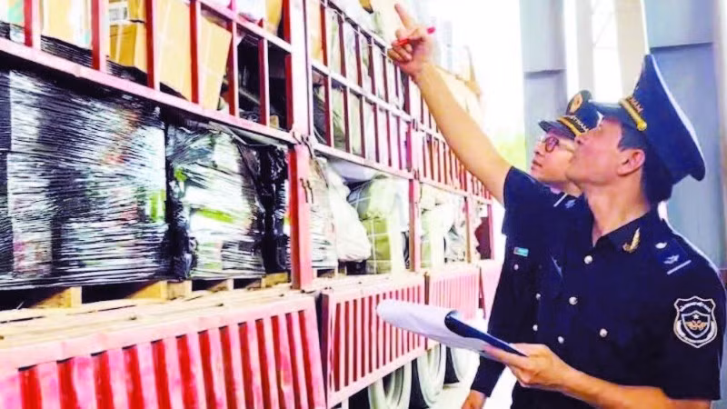 国际友谊口岸海关干部检查货运车辆。