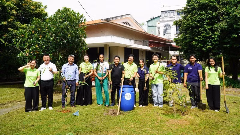 来自各单位组织的代表在越南SOS儿童村种植竹子。