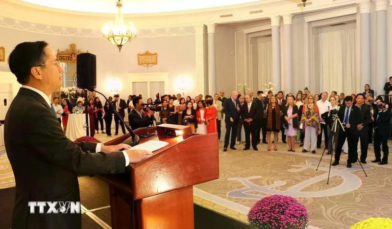 越南驻加拿大大使范荣光在越南国庆79周年纪念典礼上发表讲话。（图片来源：越通社）