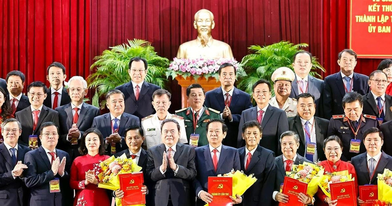 国会主席陈青敏与代表们合影。（图片来源：越通社）