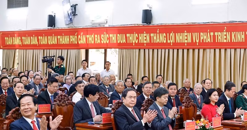 国会主席陈青敏与各位代表出席决议公布仪式。（图片来源：越通社）