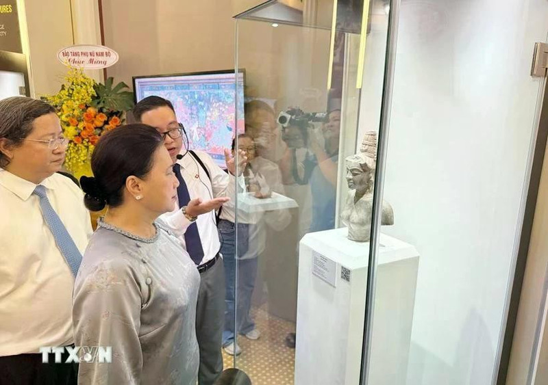 前国会主席阮氏金银参观展览。（图片来源：越通社）