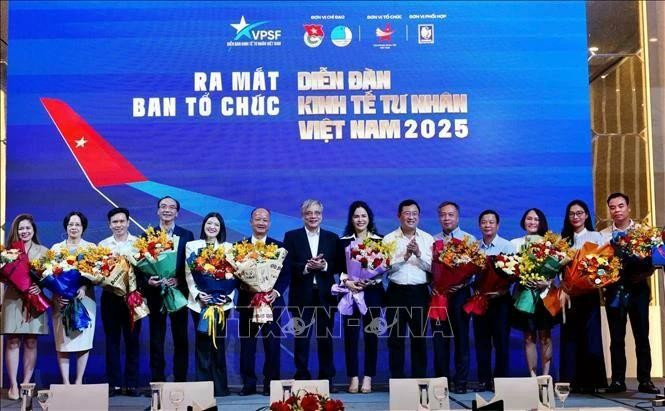 2025年越南民营经济论坛组委会成员正式亮相。(图片来源：越通社）