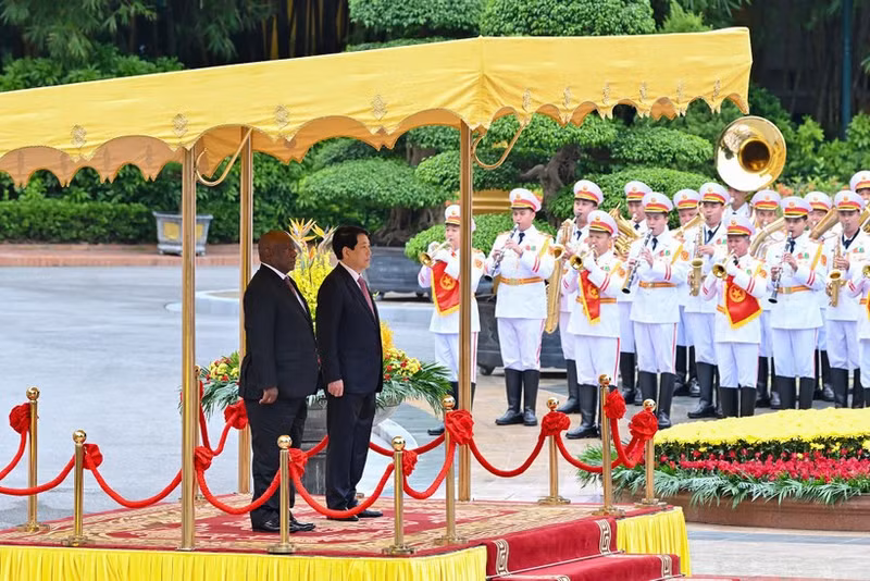 越南国家主席梁强主持了国家级仪式，欢迎南非共和国总统马塔梅拉·西里尔·拉马福萨一行到访。（图片来源：人民报）