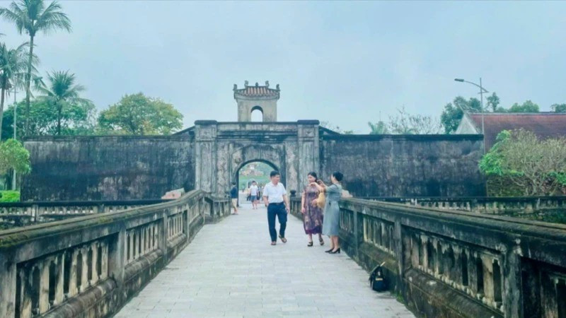 游客参观广治古城遗迹。