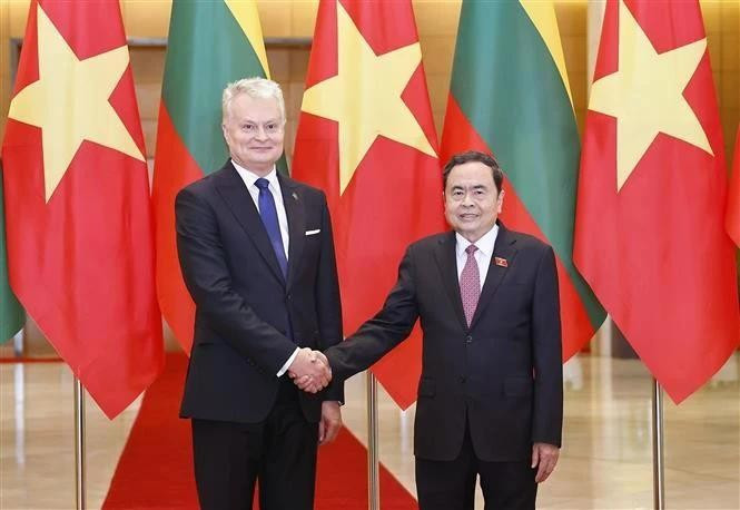 越南国会主席陈青敏会见立陶宛总统瑙塞达。（图片来源：越通社）