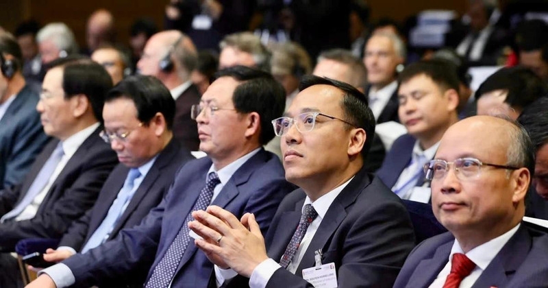 在越南政府总理范明正对法国进行正式访问期间，工贸部领导出席了有关促进越法能源领域合作的活动。（图片来源：越通社）
